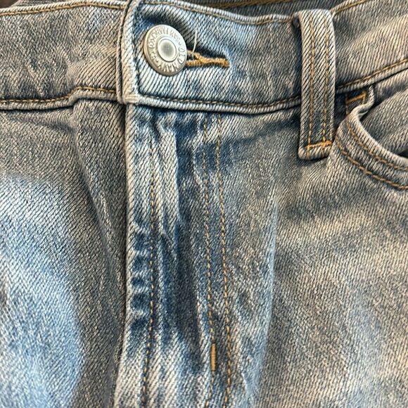 Old Navy Mid-Rise Wow Boyfriend Jeans Light Wash Denim size 6 EUC - Picture 5 of 5